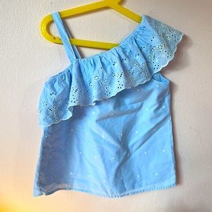 Embroidered fabric blouse for Sunday afternoons.🩵